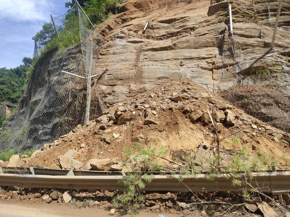 Metal protective barriers as well as guardrail are seen damaged by a landslide along the Tsiedukhru Range of the Dimapur-Kohima four-lane highway (NH-29) on September 9. The NSF, on September 13, has raised concerns over the execution and maintenance of National Highway projects by NHIDCL, particularly the NH-29 four-lane highway. (Morung File Photo)